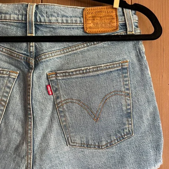 Levis Ribcage Jean Shorts NWOT size 30, - Picture 3 of 3